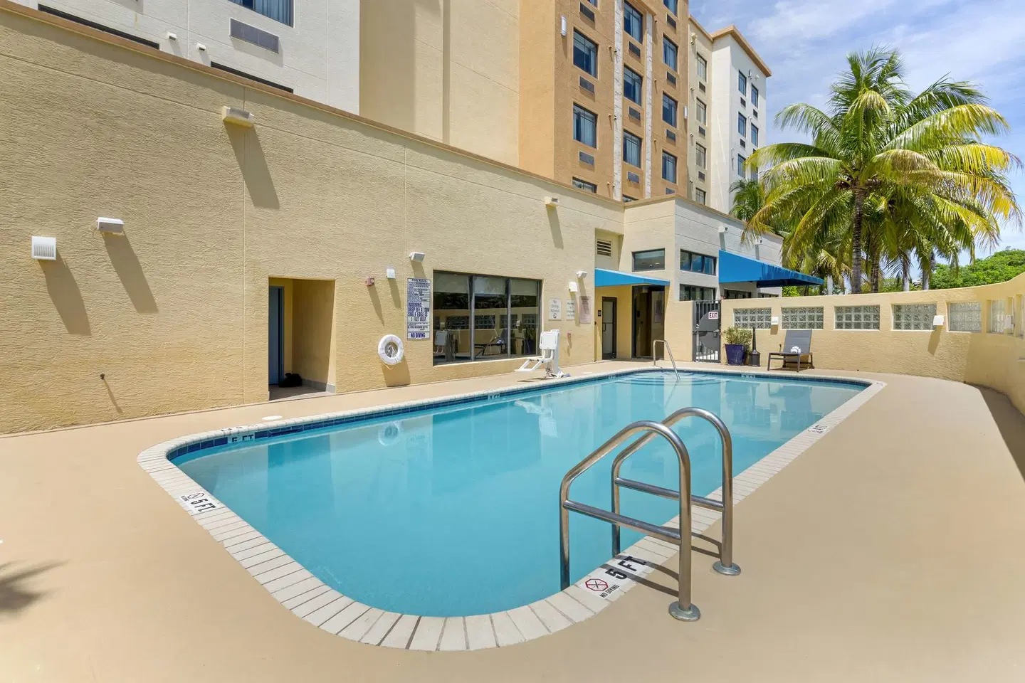 Best Western Plus Kendall Airport Hotel & Suites OUTDOOR_POOL