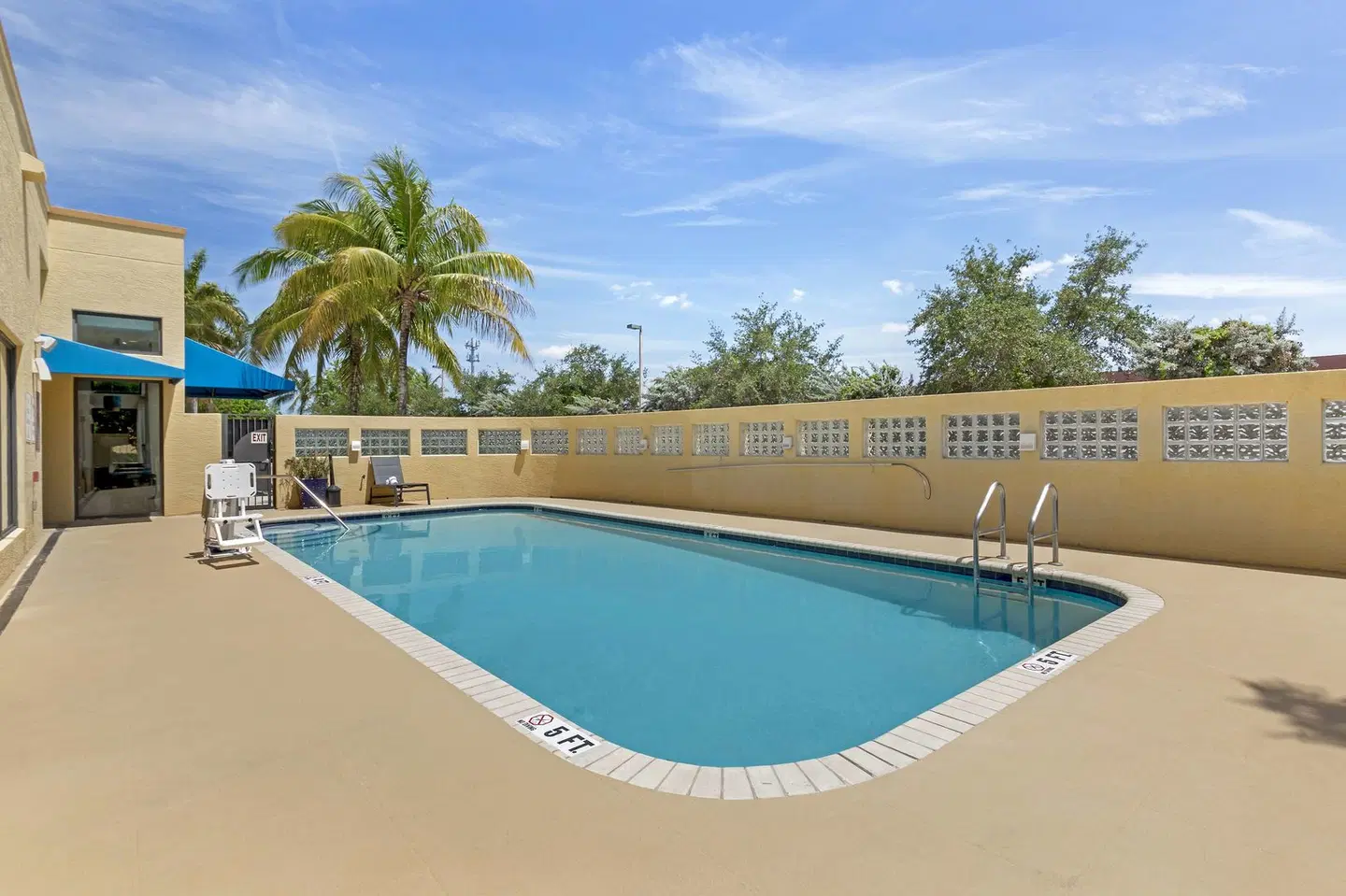 Best Western Plus Kendall Airport Hotel & Suites OUTDOOR_POOL