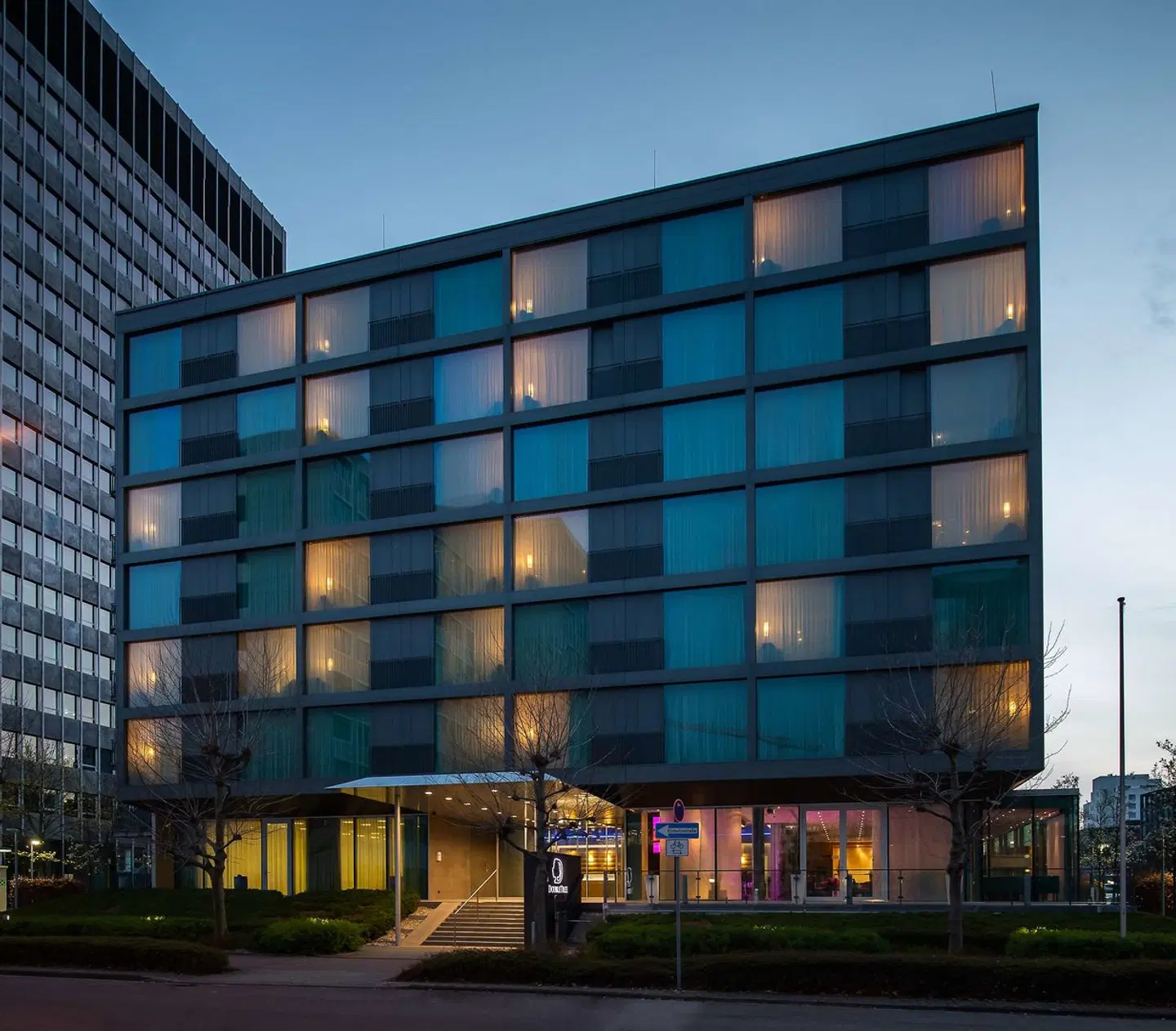 DoubleTree by Hilton Frankfurt Niederrad EXTERIOR