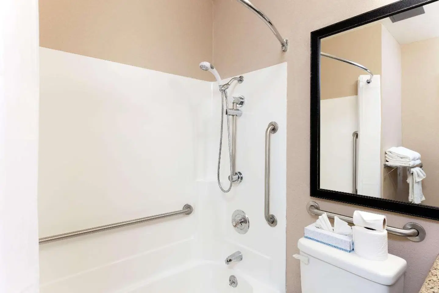 Days Inn by Wyndham Mission Valley Qualcomm Stadium/ SDSU BATHROOM