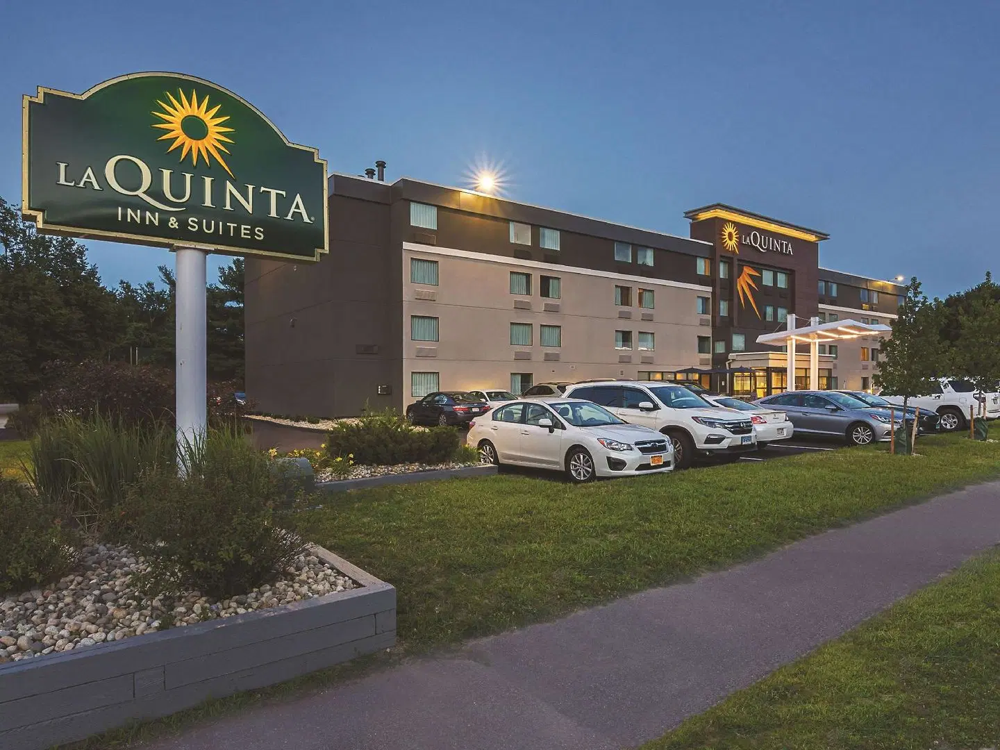 La Quinta Inn & Suites Portland EXTERIOR