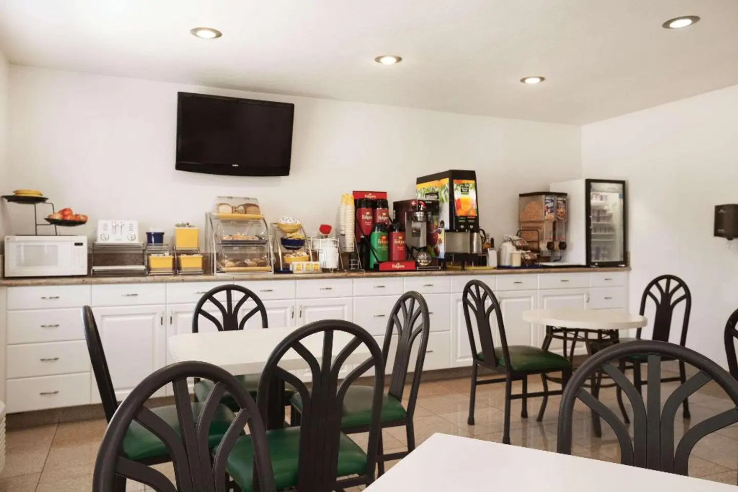 Days Inn by Wyndham Oceanside ROOM_EXAMPLE