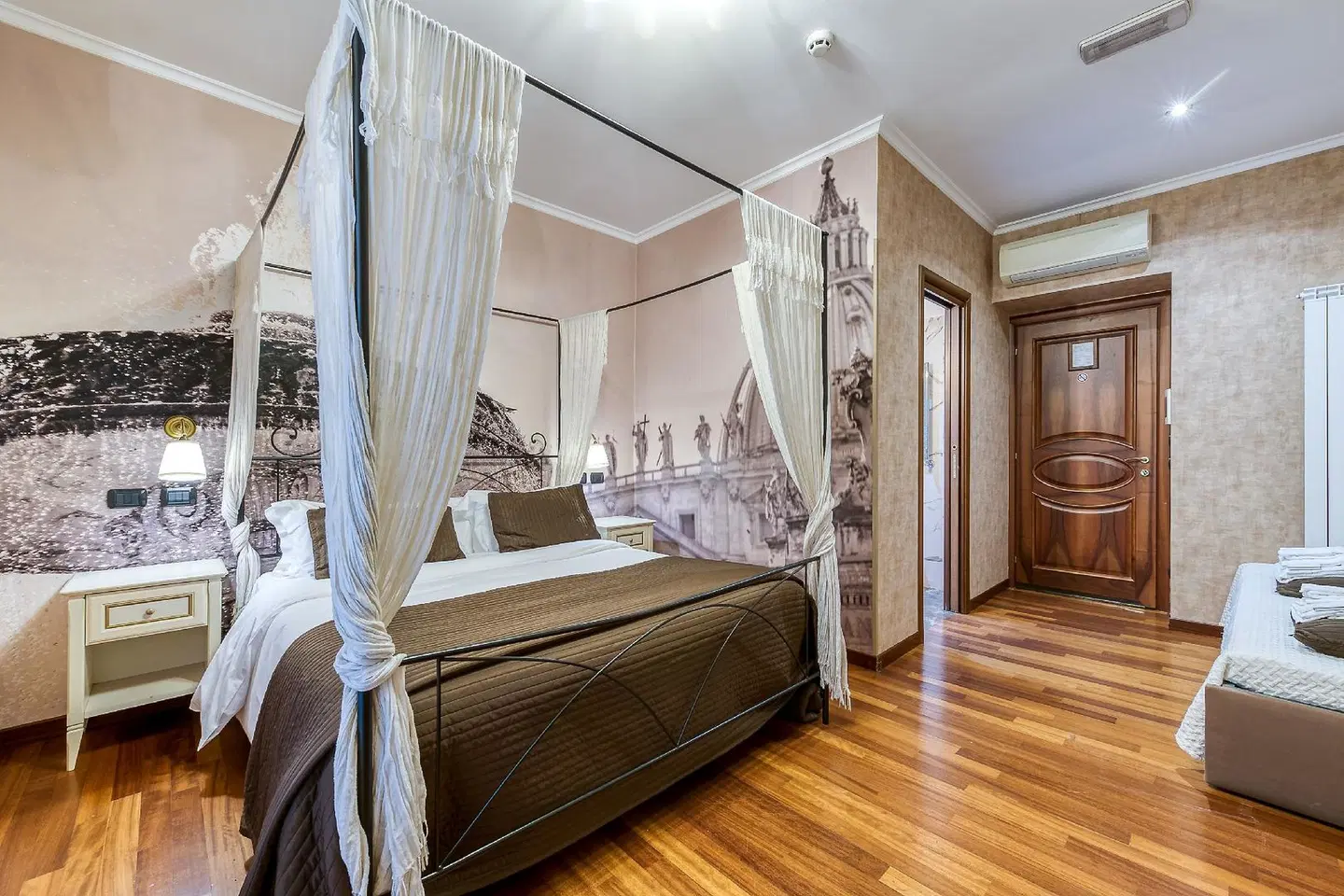 Le Suite Downtown ROOM_EXAMPLE