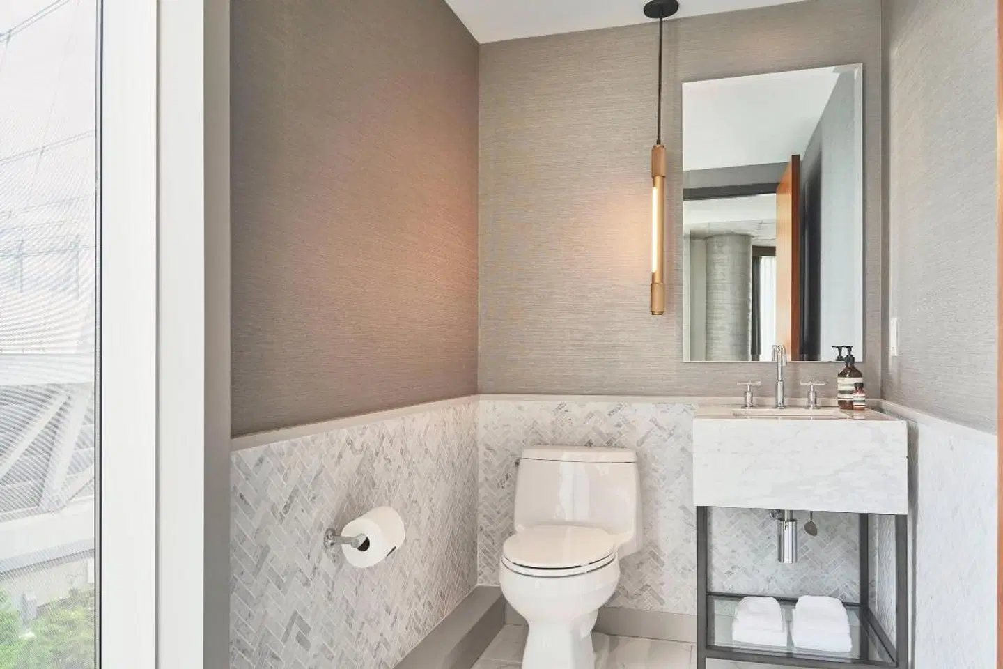 the DOUGLAS, Autograph Collection BATHROOM