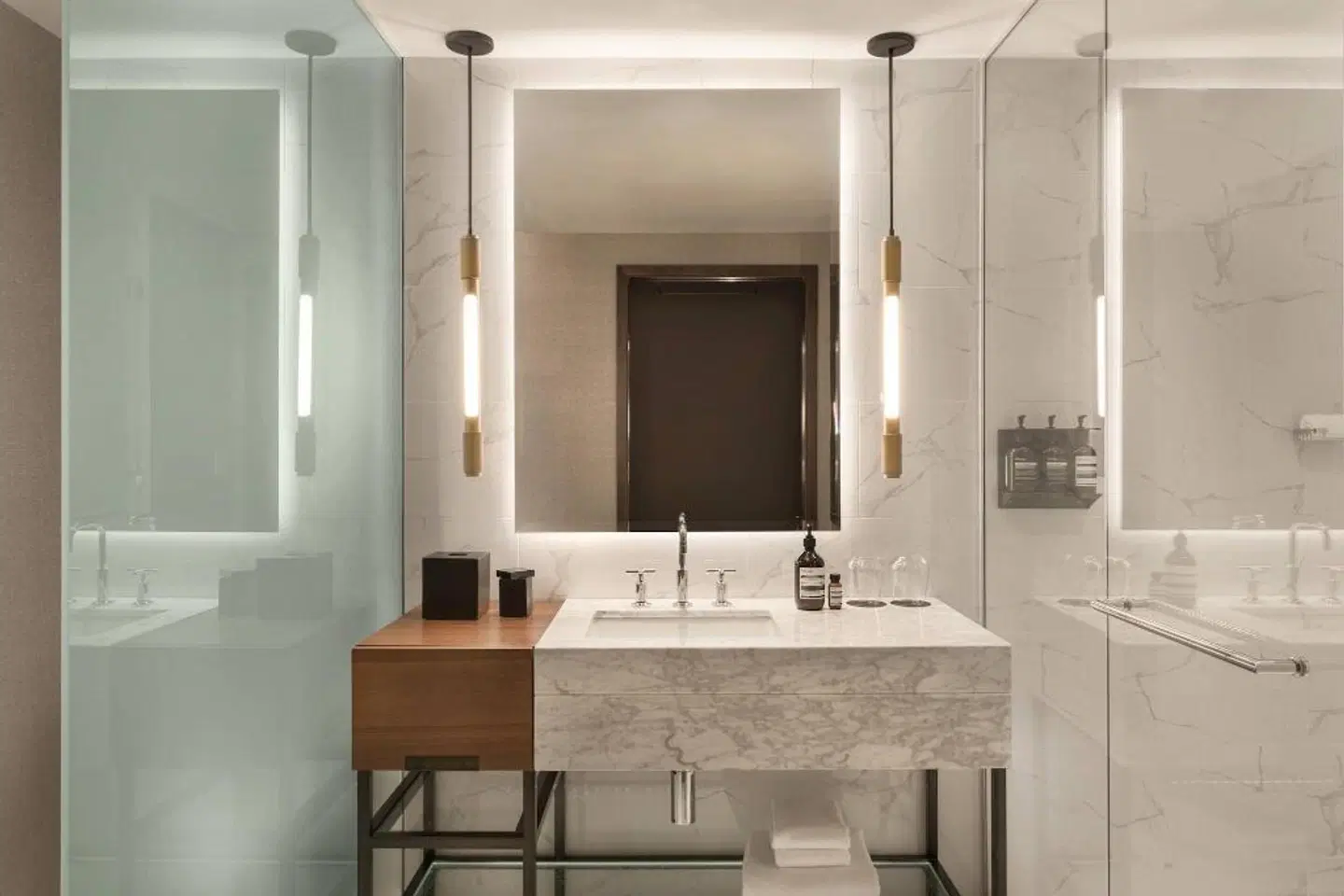 the DOUGLAS, Autograph Collection BATHROOM