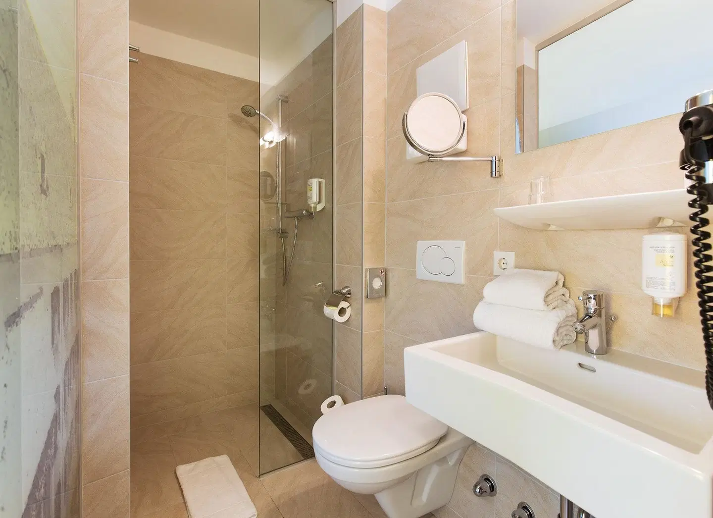 Basic Hotel Innsbruck BATHROOM