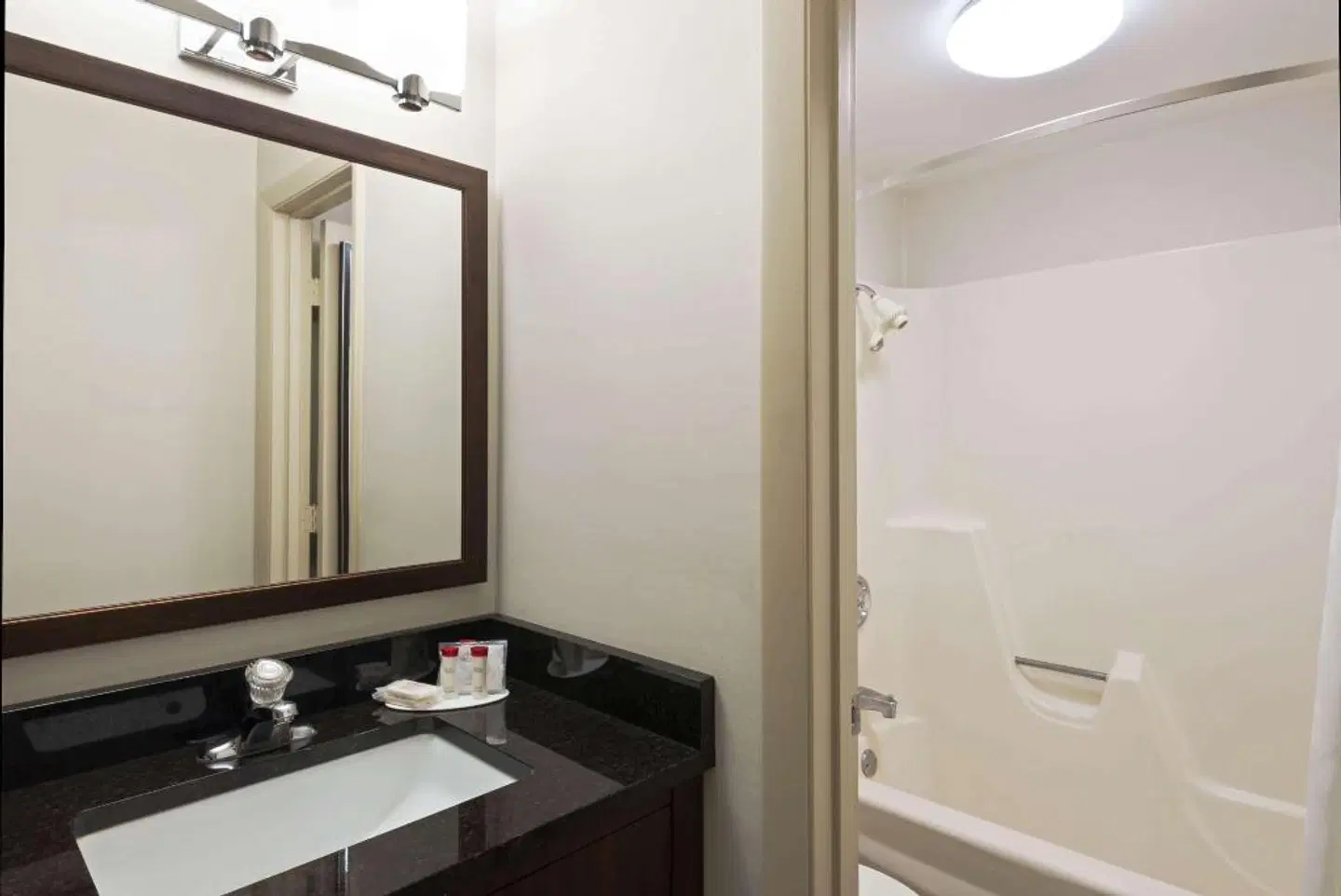 Ramada by Wyndham Boston BATHROOM