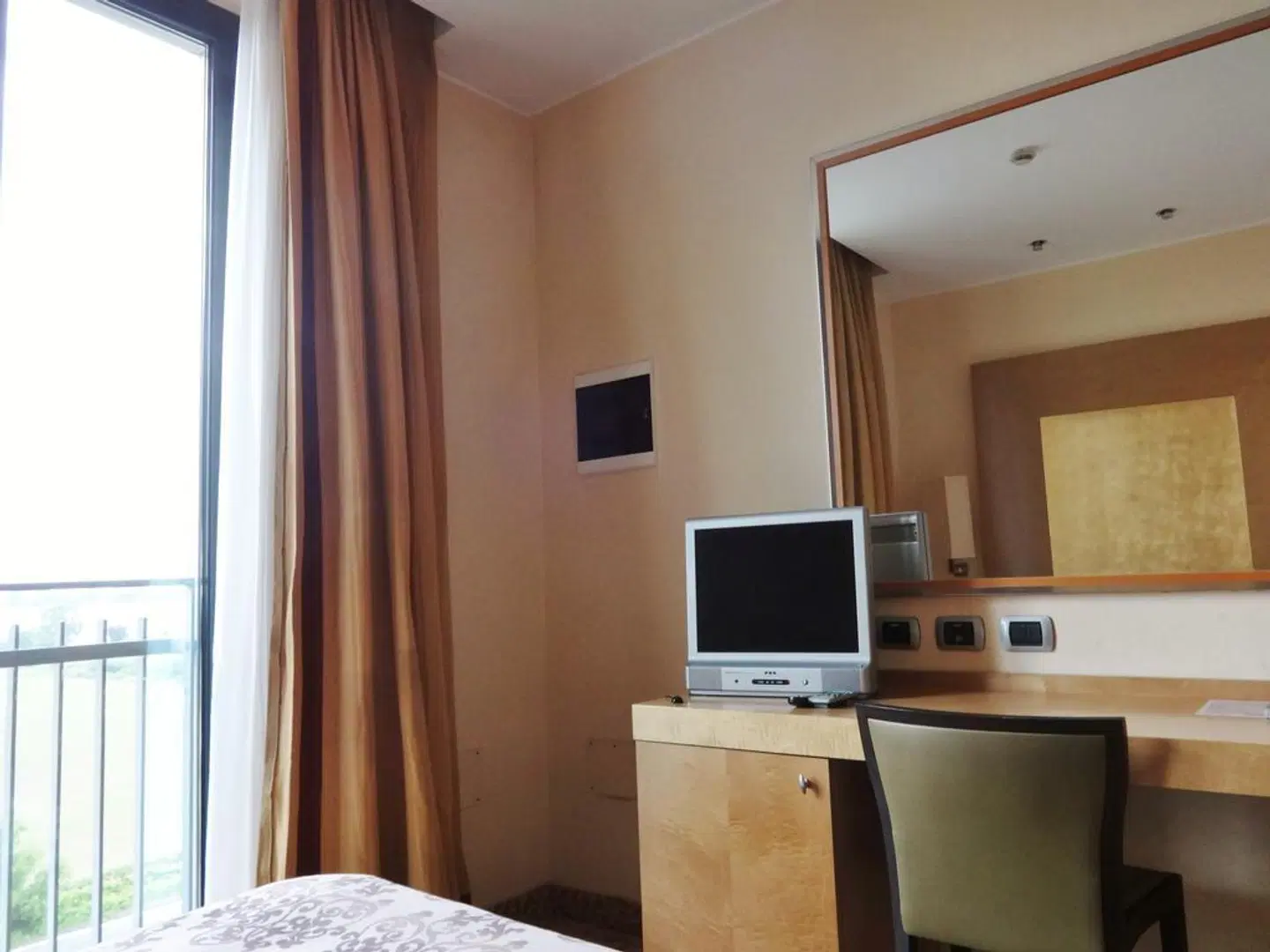 Tiffany Milano ROOM_EXAMPLE