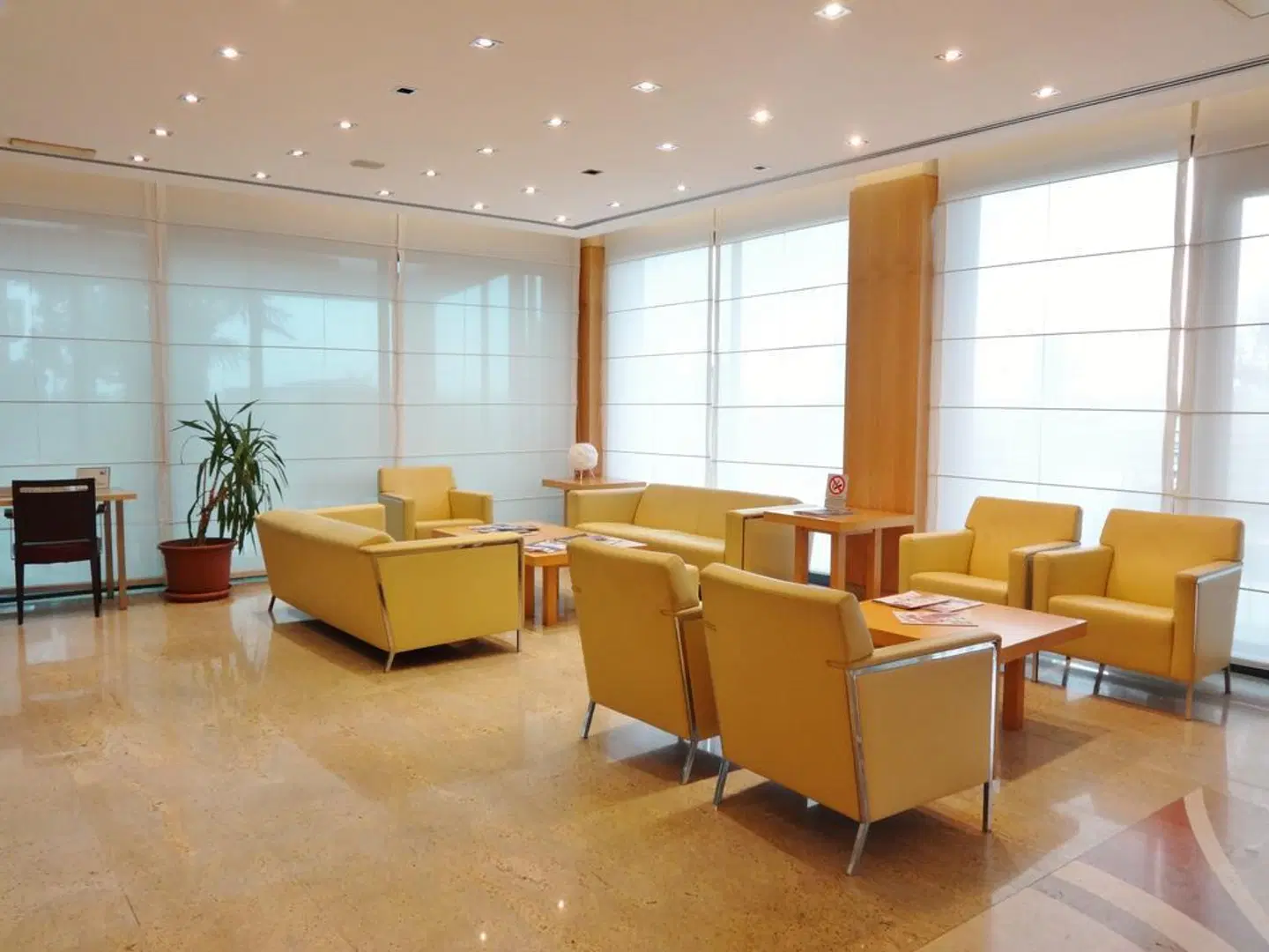 Tiffany Milano LOUNGE_LOBBY