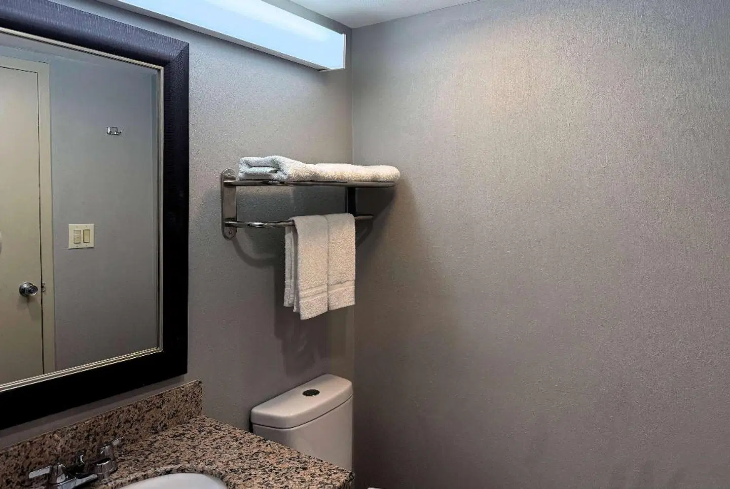 Travelodge by Wyndham Bloomington BATHROOM