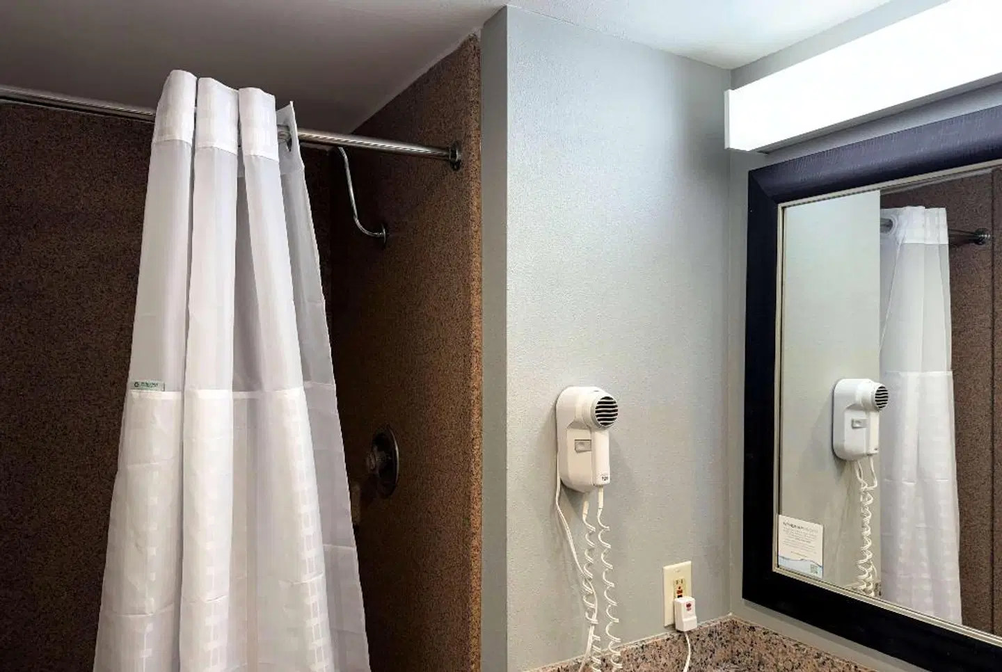 Travelodge by Wyndham Bloomington BATHROOM