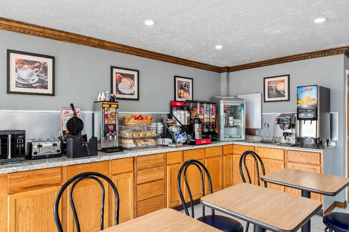 Travelodge by Wyndham Bloomington BAR