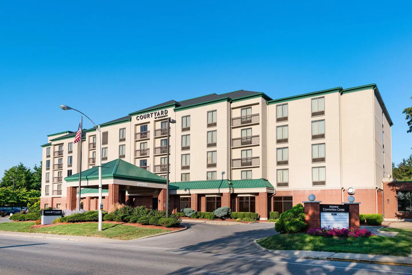 Courtyard by Marriott Bloomington EXTERIOR