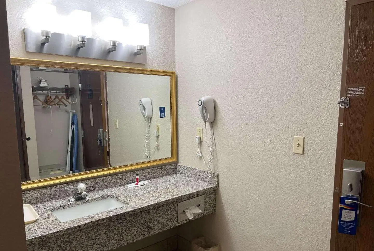 Baymont by Wyndham Champaign BATHROOM