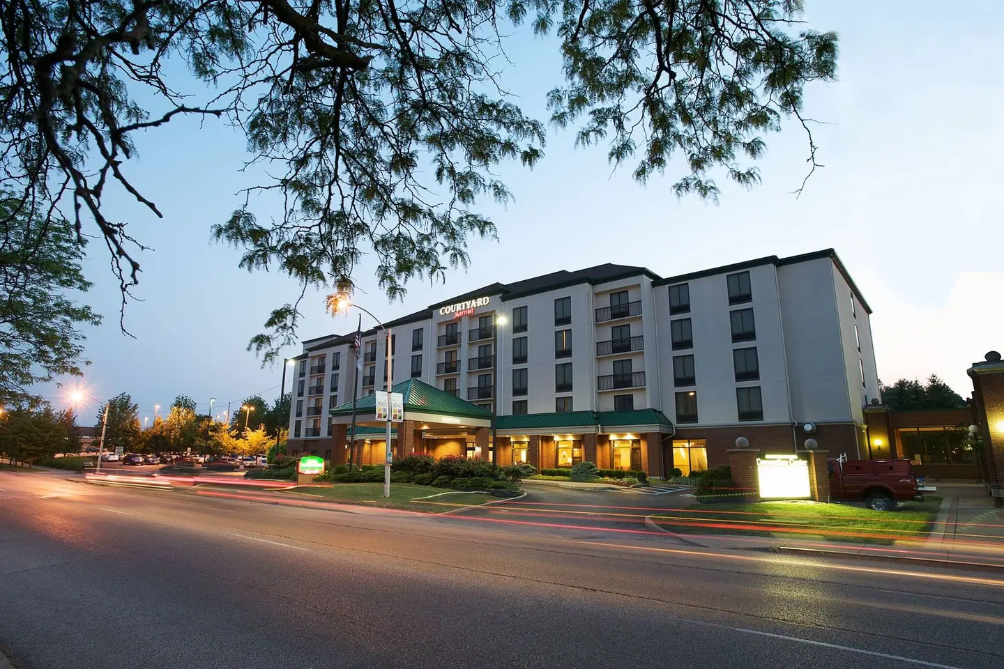 Courtyard by Marriott Bloomington EXTERIOR
