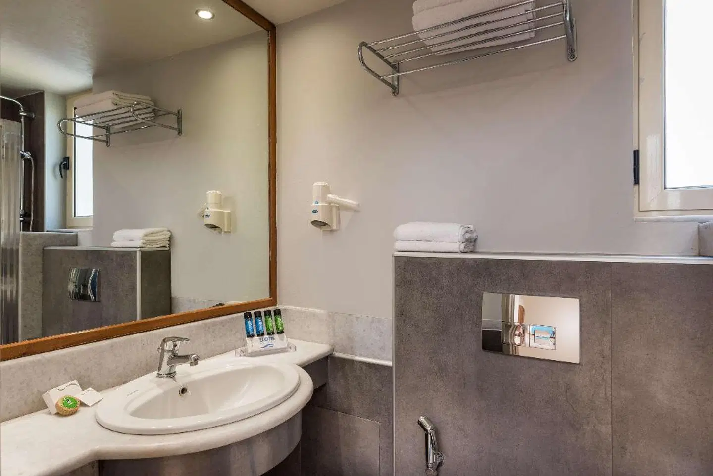 Elotis Suites BATHROOM