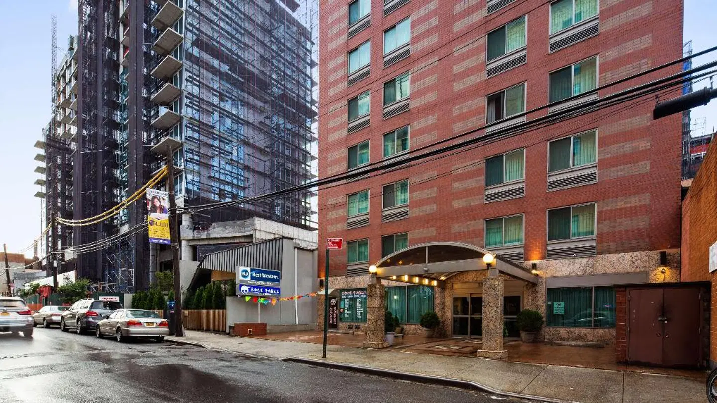 Best Western Queens Court EXTERIOR