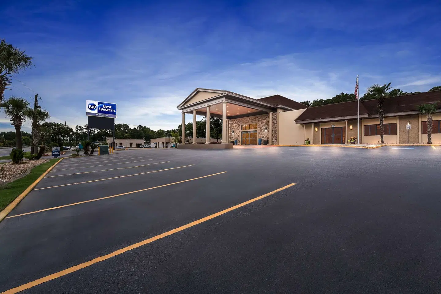 Best Western Riverside Inn EXTERIOR