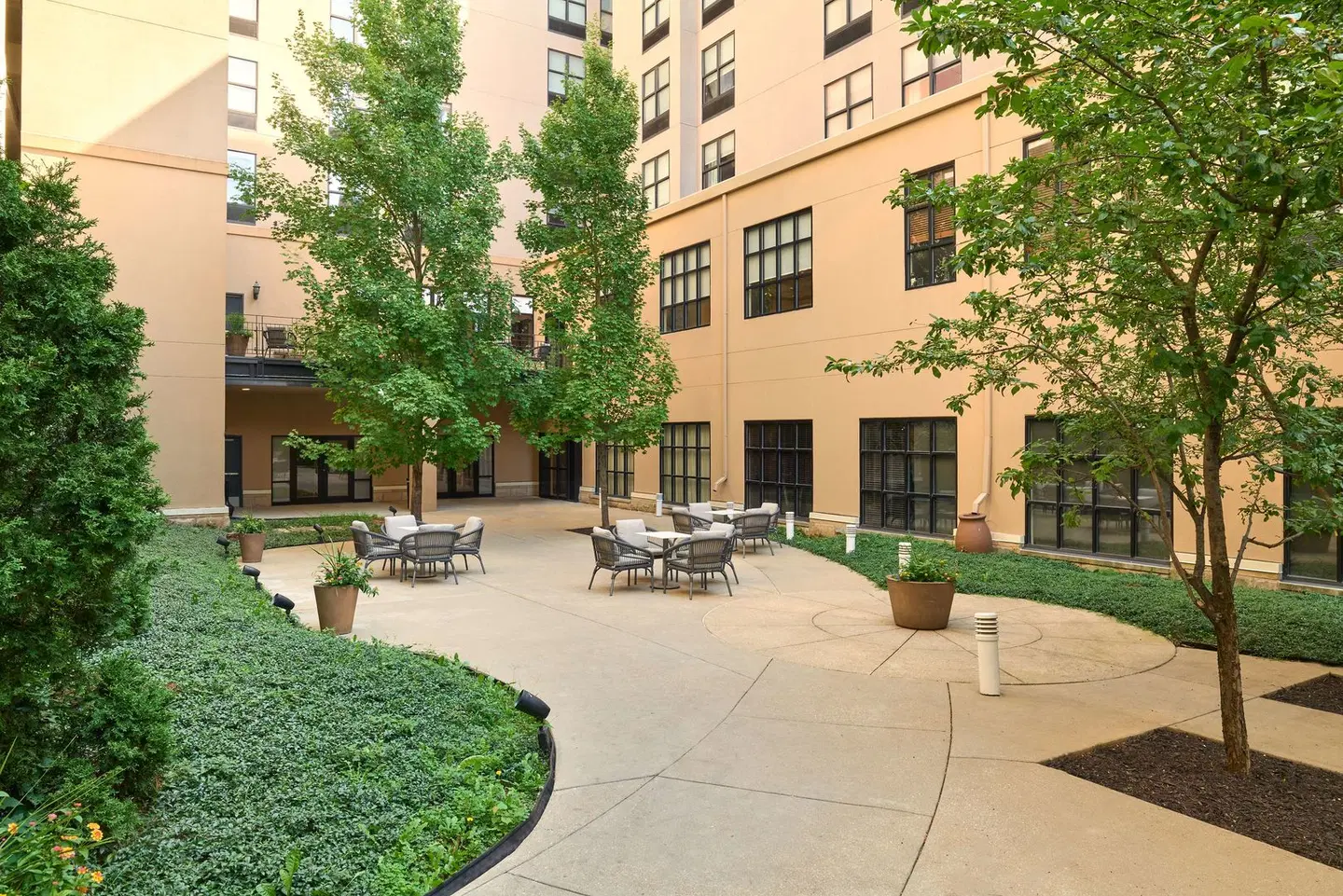 Hilton Garden Inn Bloomington EXTERIOR