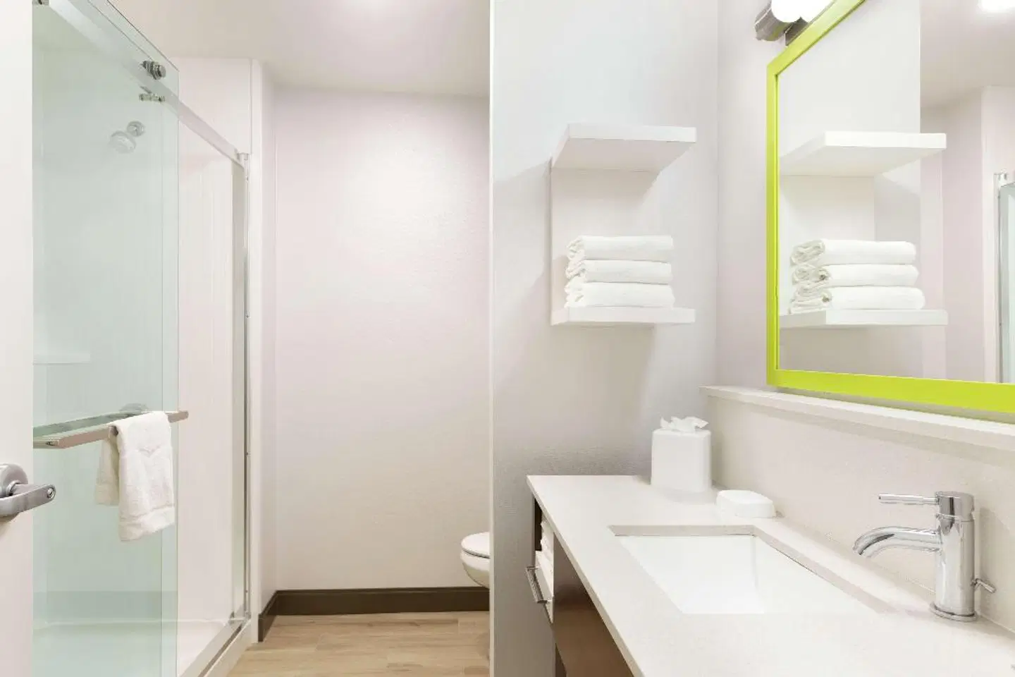 Hampton Inn Dover BATHROOM