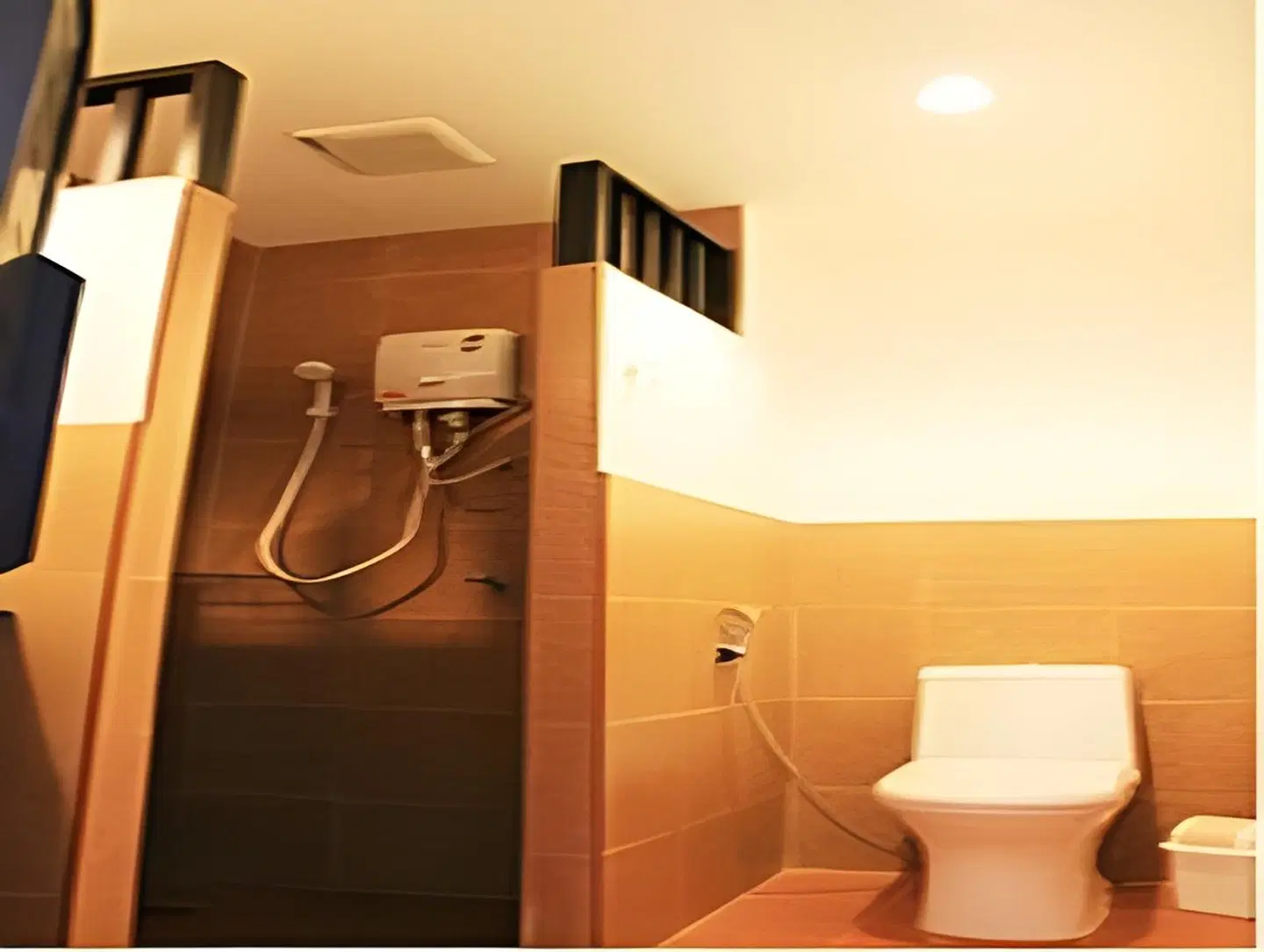 Sri Chumphon Hotel BATHROOM