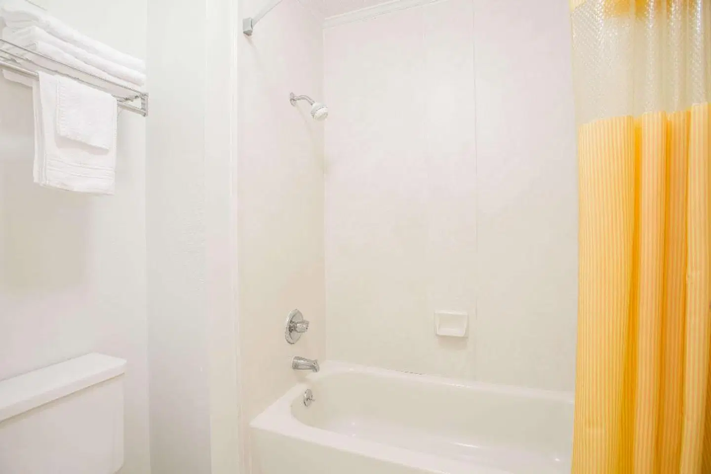 Days Inn by Wyndham Milledgeville Badezimmer