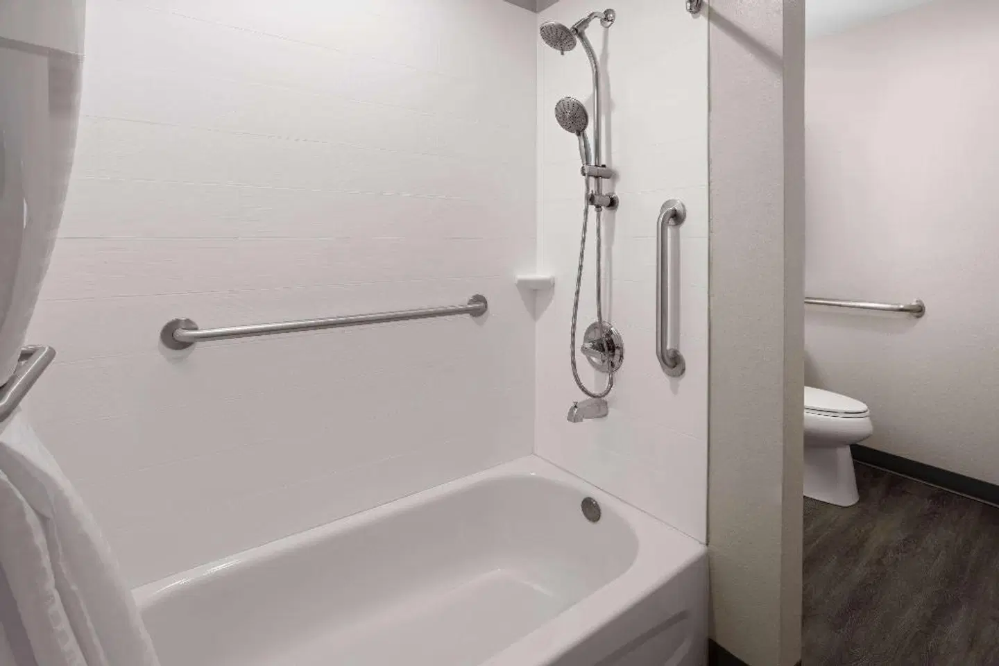 Microtel Inn & Suites by Wyndham Raleigh Durham Airport Badezimmer