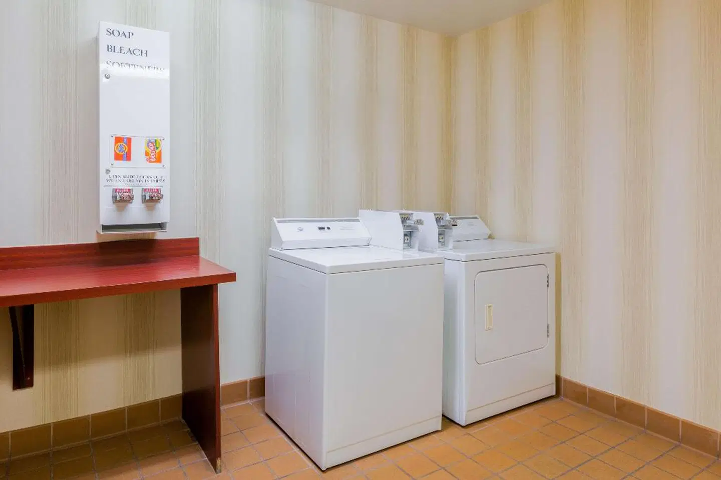 Hampton Inn San Marcos BATHROOM