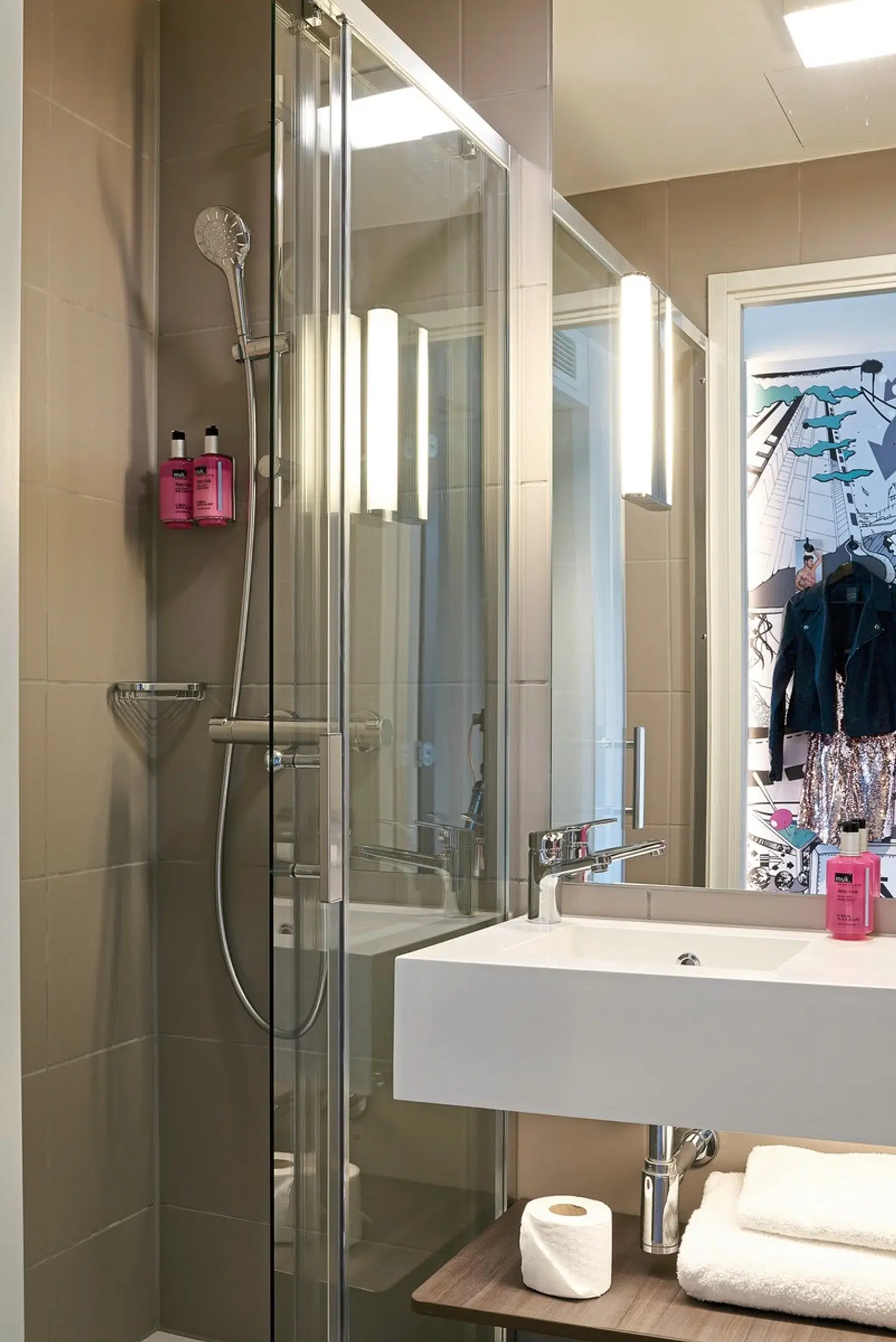 Moxy Edinburgh Airport Military Tattoo Paket Badezimmer