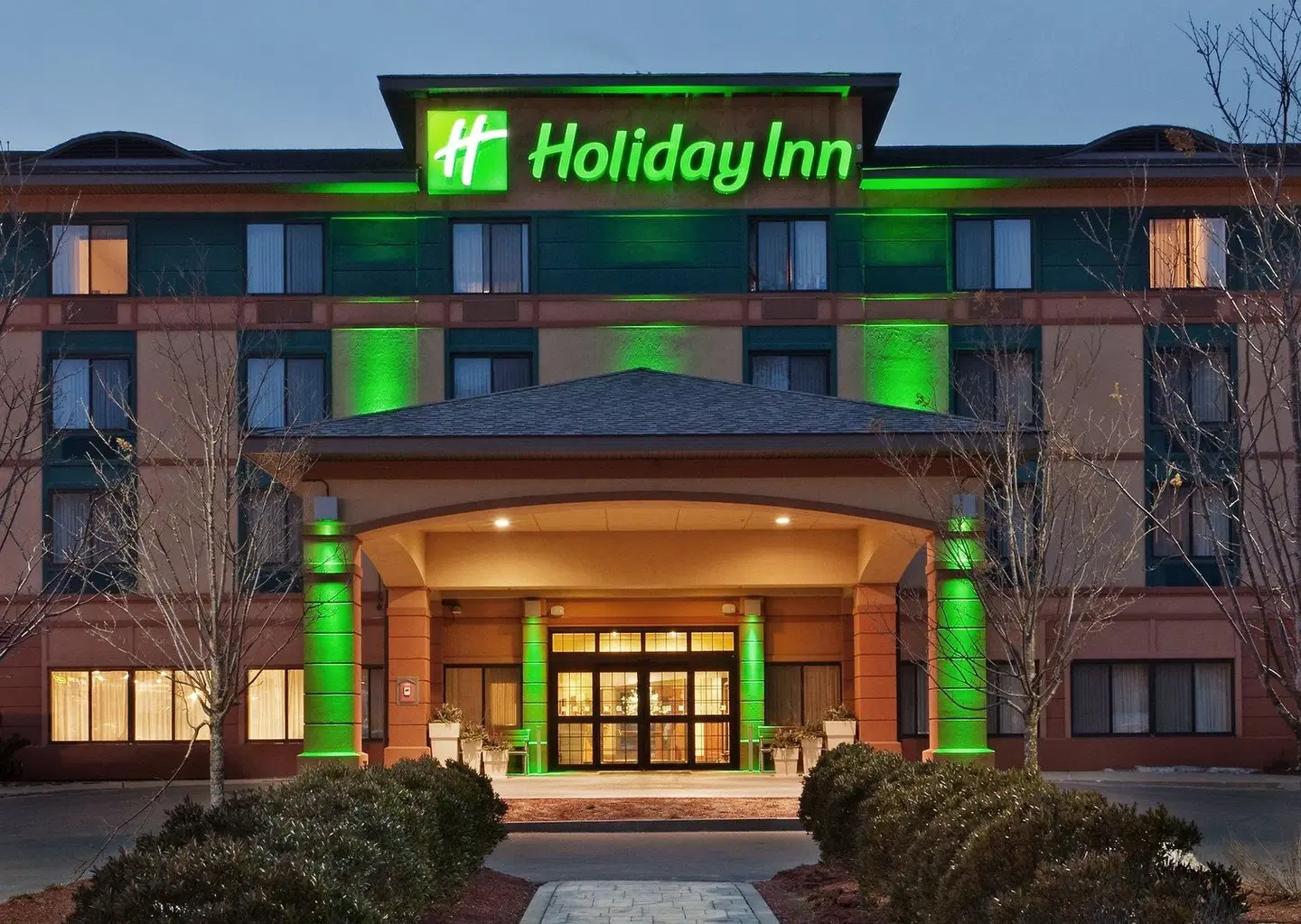 Holiday Inn Manchester Airport EXTERIOR