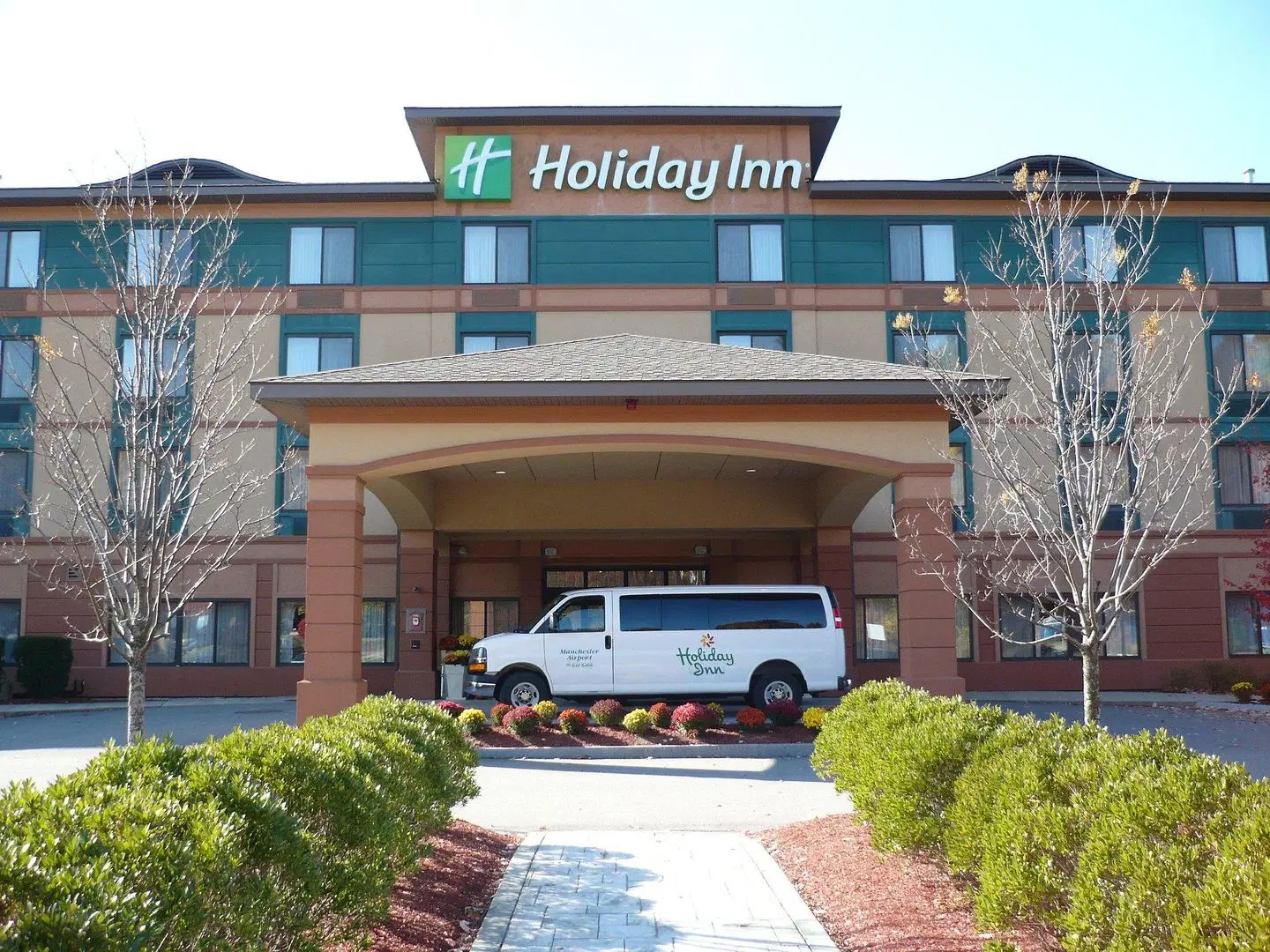 Holiday Inn Manchester Airport EXTERIOR