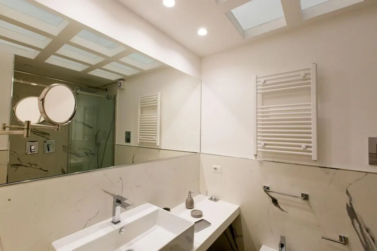 PALERMOINSUITE APARTHOTEL BATHROOM