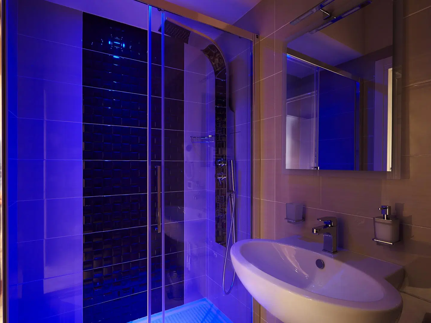 Hospitality Hotel BATHROOM