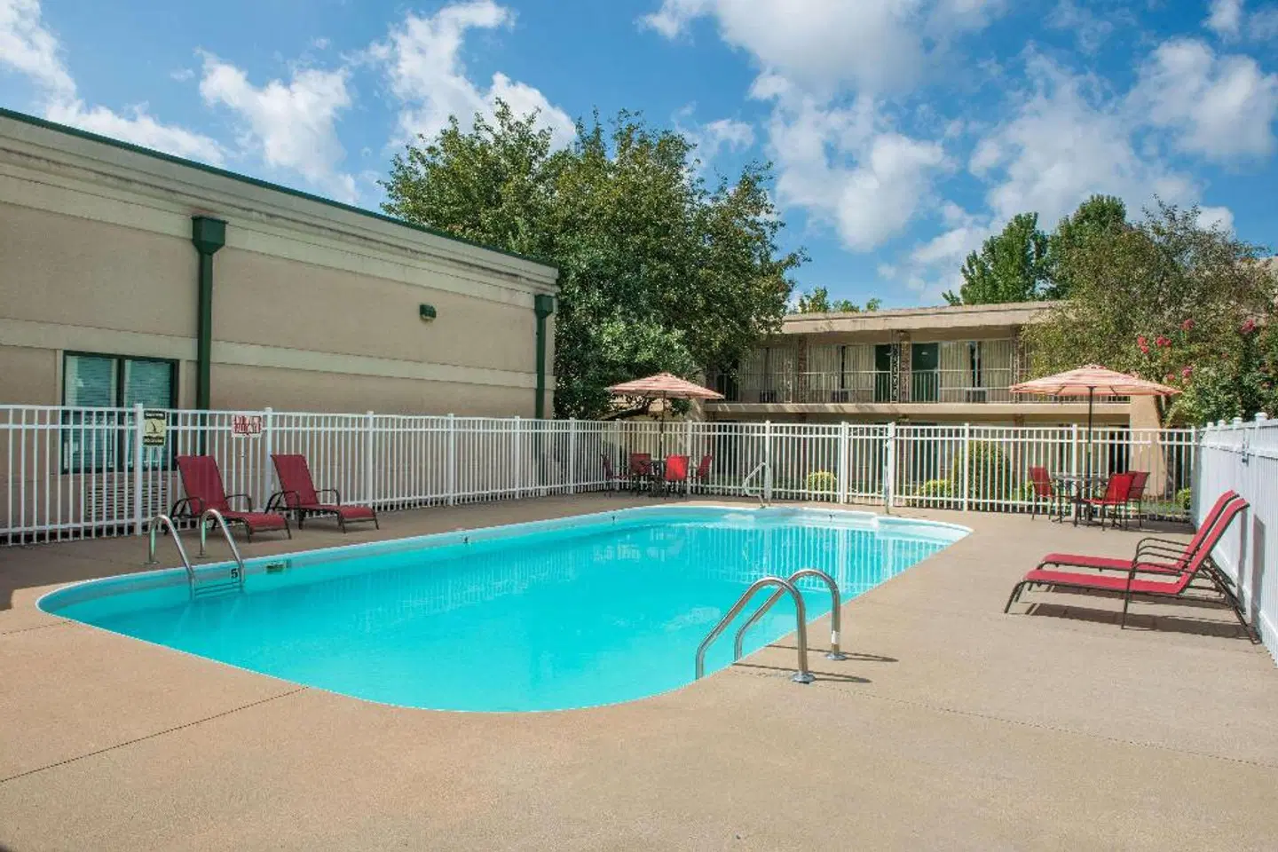Days Inn by Wyndham Paducah OUTDOOR_POOL