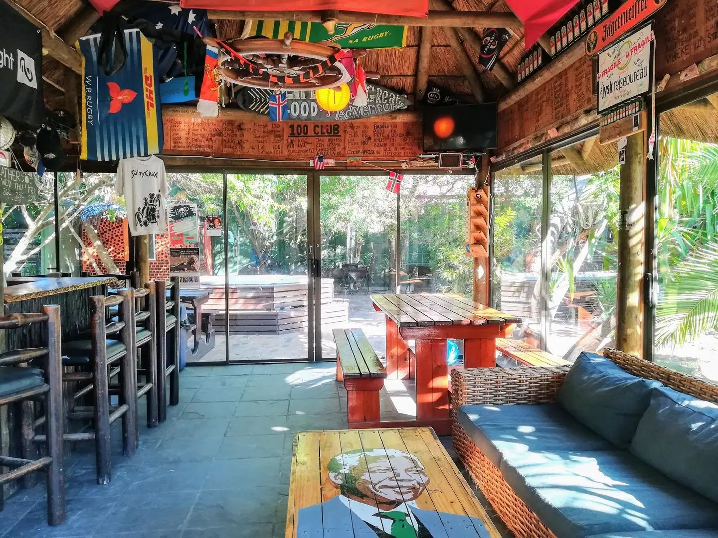 Saltycrax Backpackers and Surf Hostel Bar