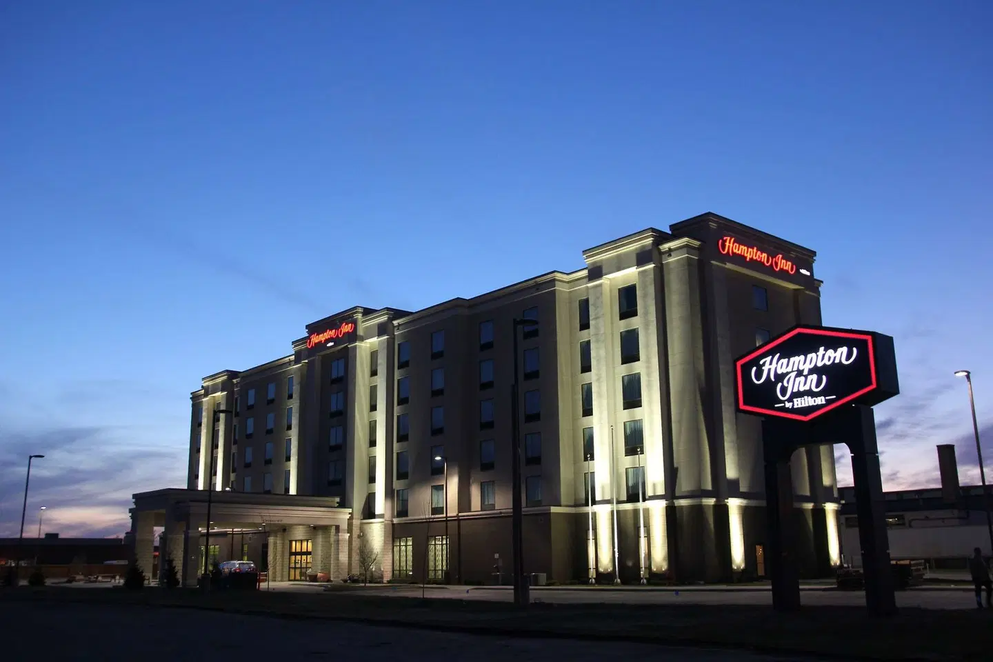 Hampton Inn by Hilton Winnipeg Airport/Polo Park EXTERIOR