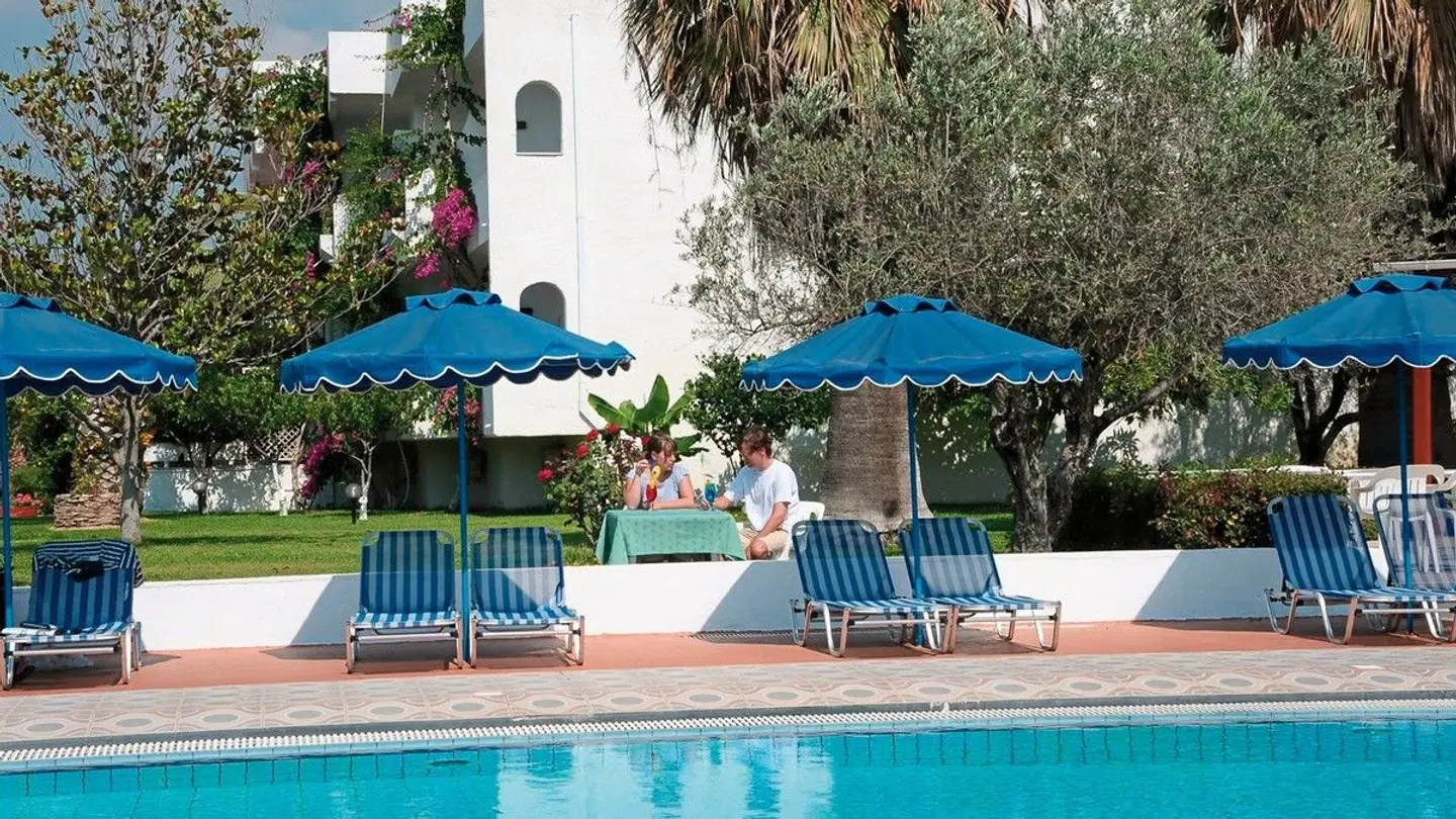 Tina Flora OUTDOOR_POOL