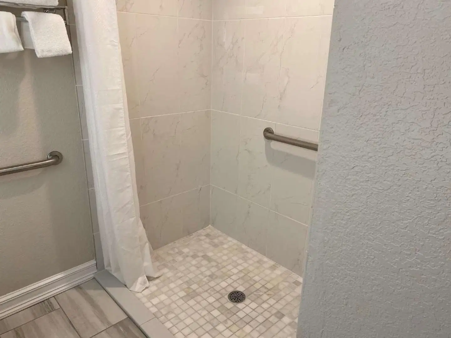 Best Western Tampa BATHROOM