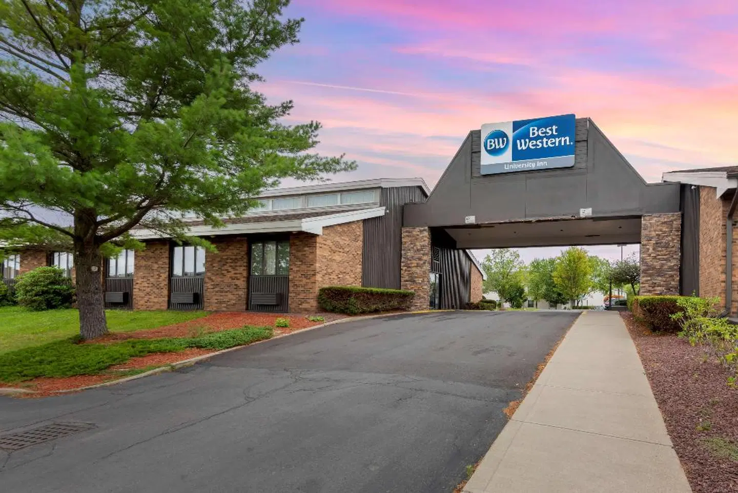 Best Western University Inn EXTERIOR