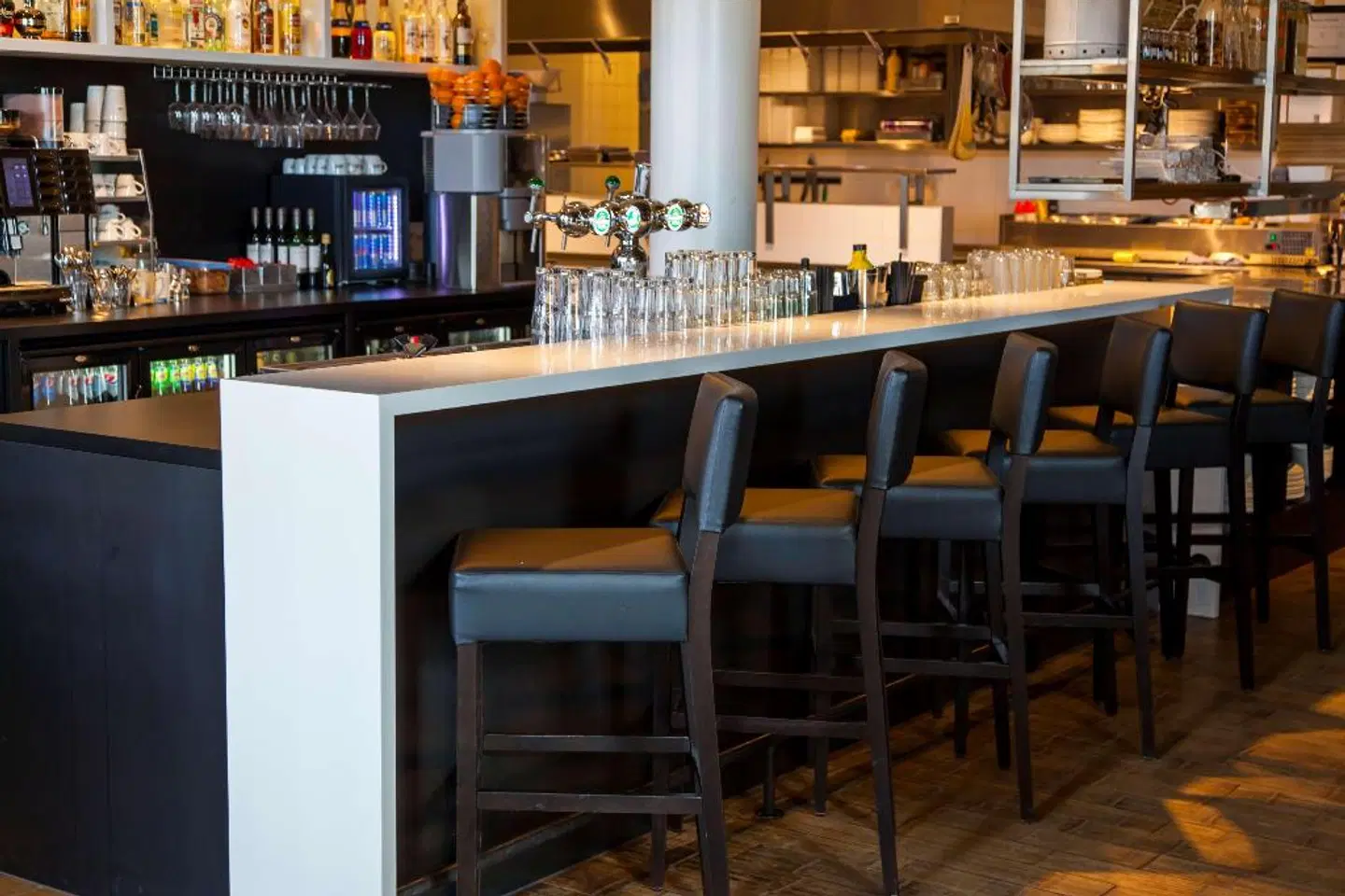 DoubleTree by Hilton Hotel Amsterdam - NDSM Wharf Bar