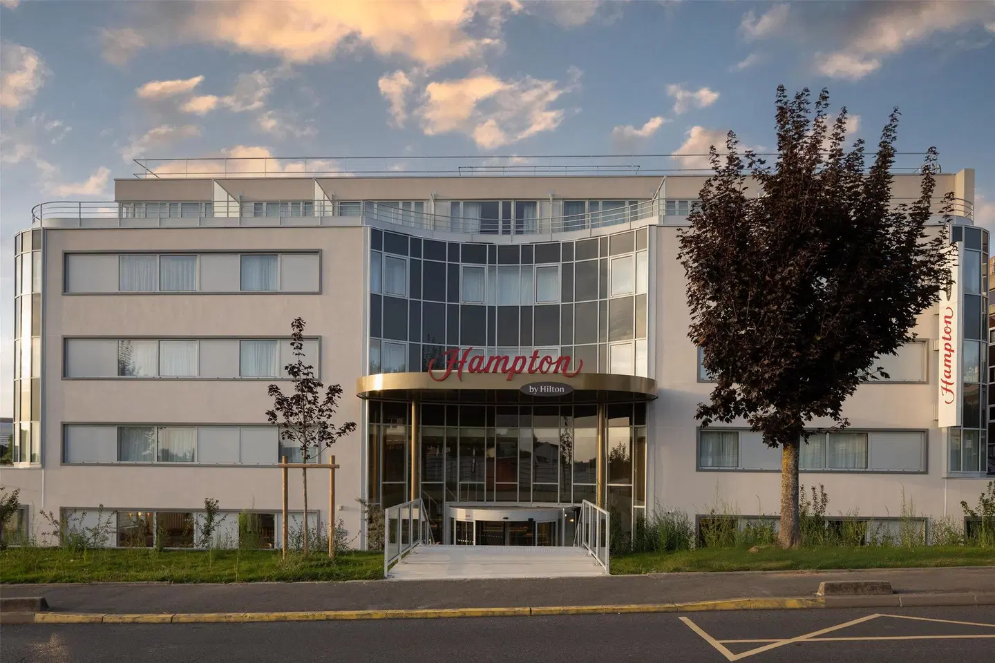 Hampton By Hilton Paris Charles De Gaulle Airport EXTERIOR
