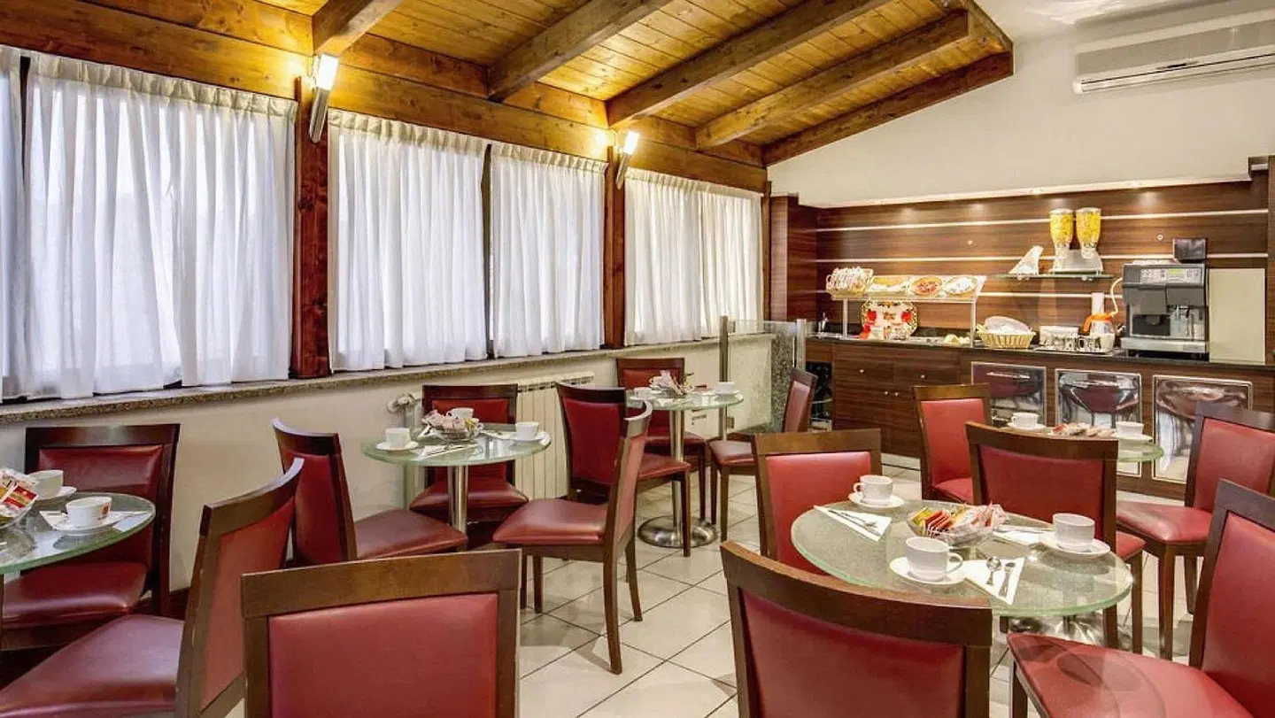 The Strand Hotel RESTAURANT