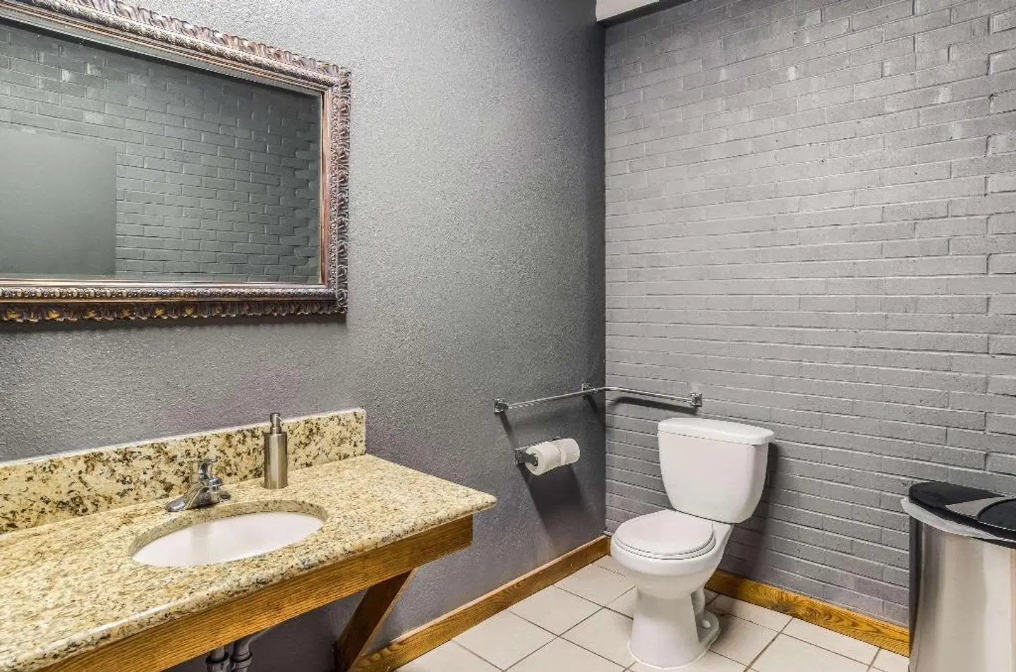 Quality Inn BATHROOM