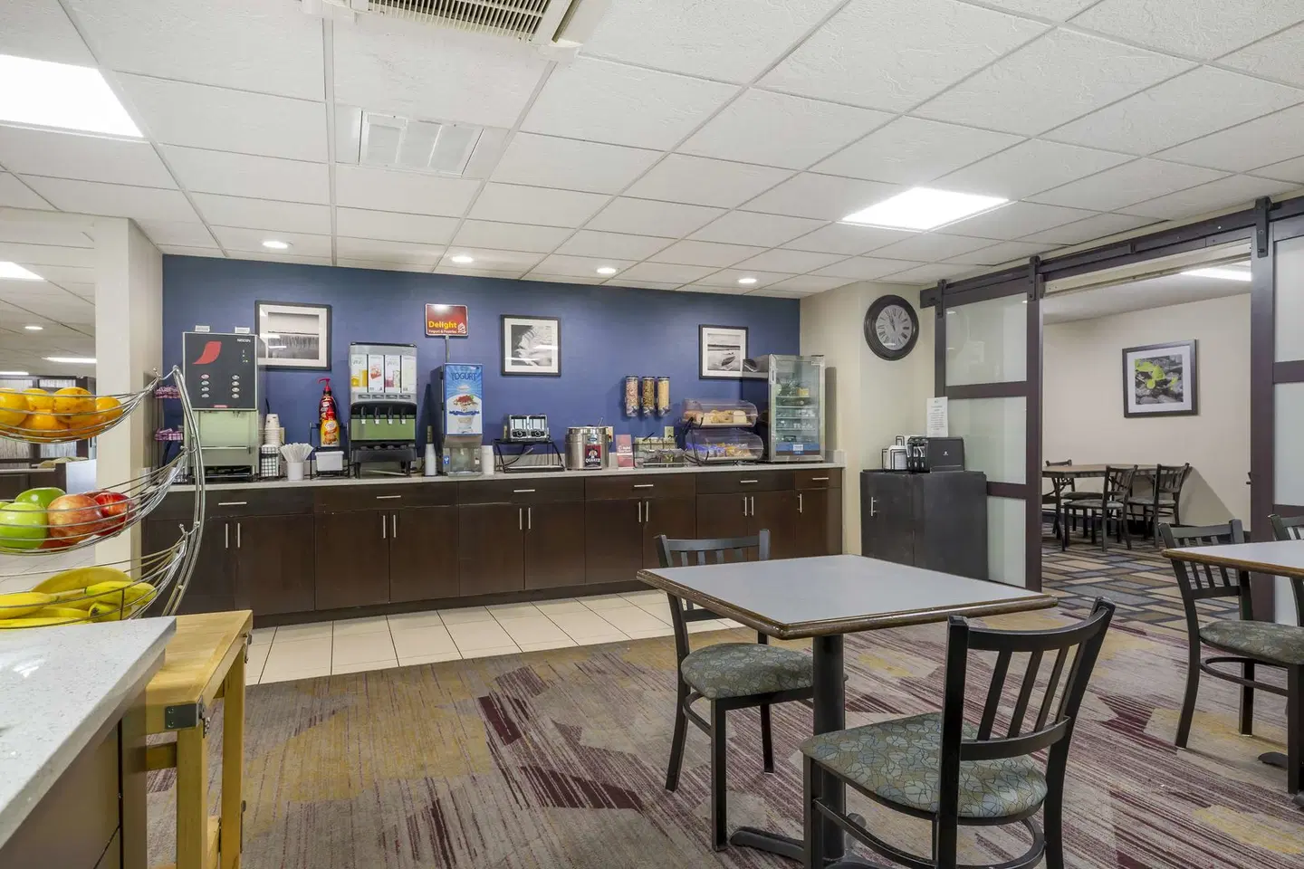Best Western Plus Berkshire Hills Inn & Suites Bar