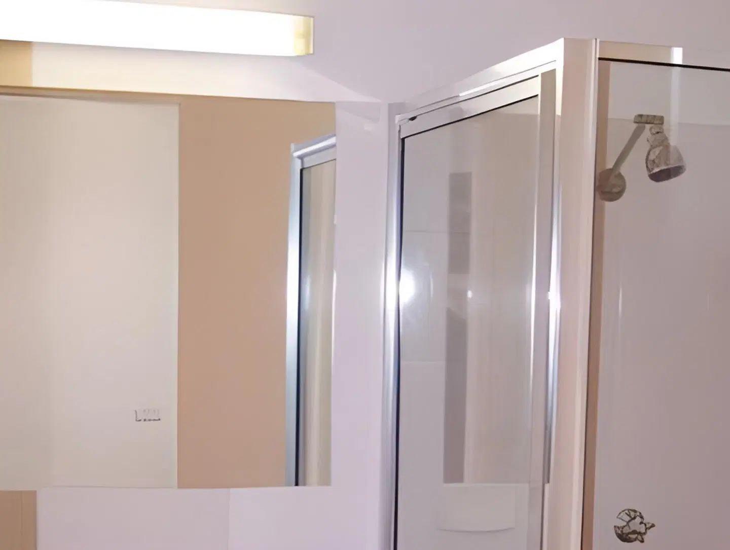 Bogong Moth Motel BATHROOM