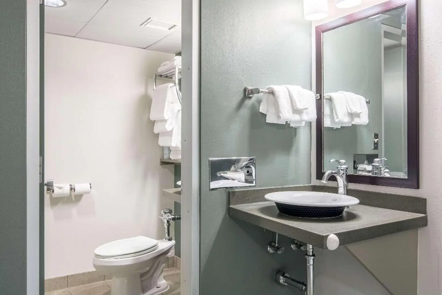 Oasis Hotel & Conv. Center, Ascend Hotel Collection BATHROOM