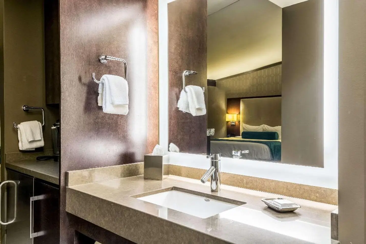 Oasis Hotel & Conv. Center, Ascend Hotel Collection BATHROOM
