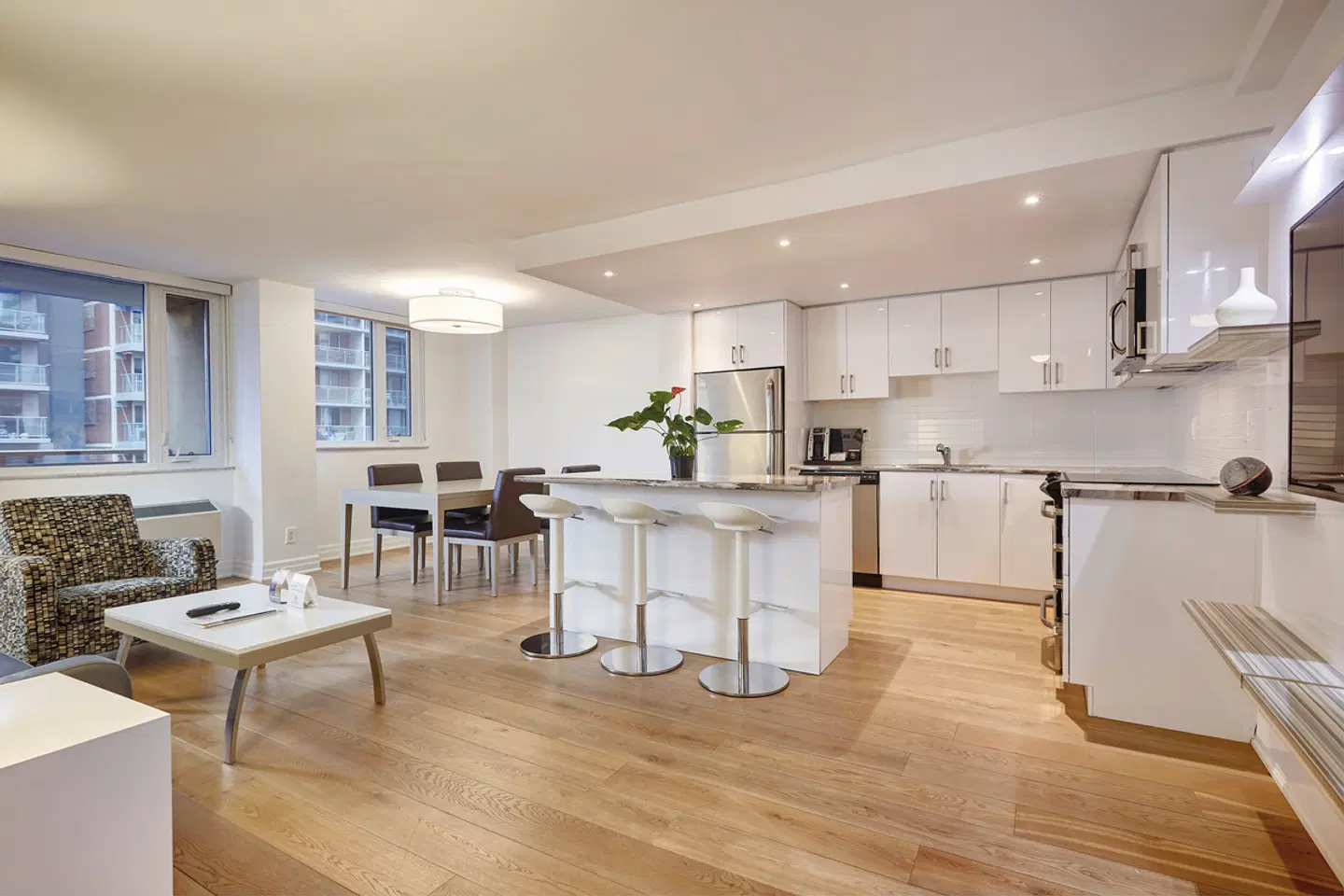 Town Inn Suites Toronto Bar