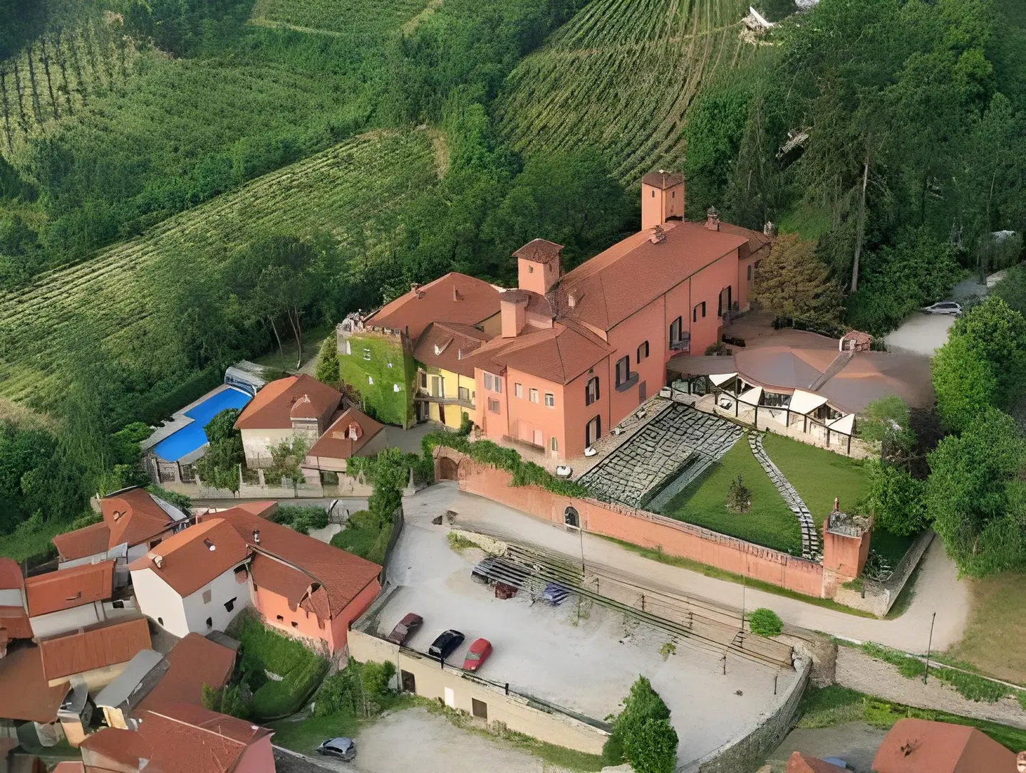 Castello Rosso EXTERIOR