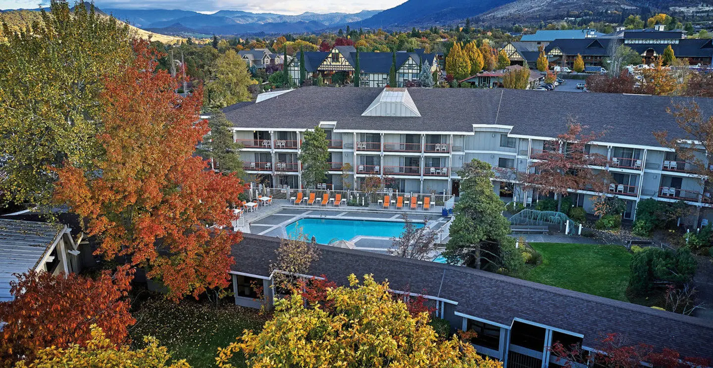 Ashland Hills Hotel & Suites EXTERIOR